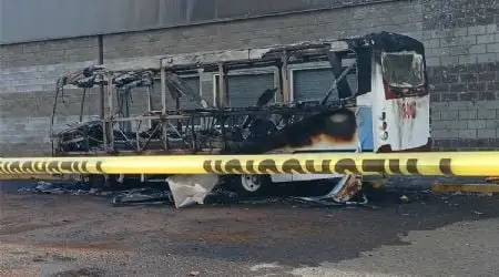 Se incendia combi en Irapuato y desalojan supermercado